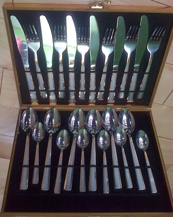 24PC CUTLERY SET WITH GOLD TRIM IN WOODEN CANTEEN